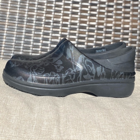 Crocs Neria Pro II Women's Clogs Black Graphic Metallic Floral Rose Nurse Size 9 - Picture 2 of 12